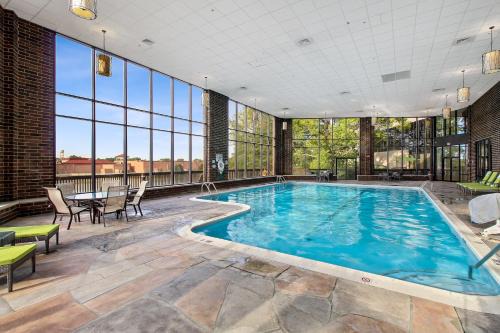 Village of Lakewood Hotel | Holiday Inn Chicago Nw Crystal Lk Conv Ctr by IHG