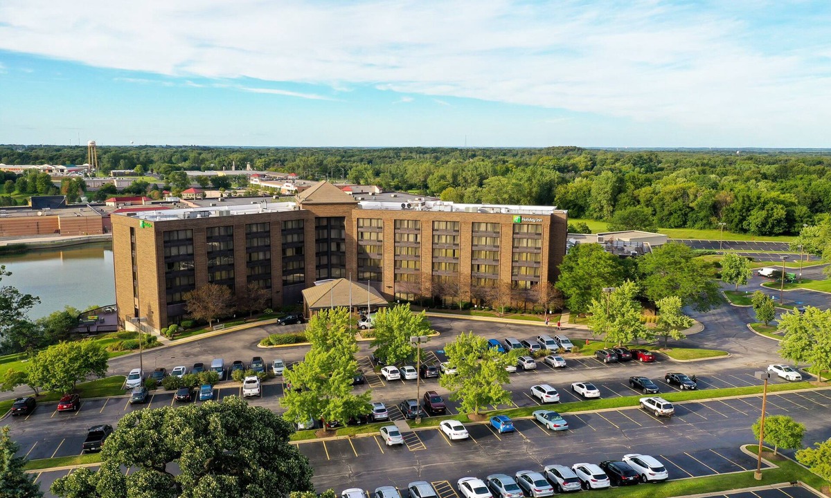 Village of Lakewood Hotel | Holiday Inn Chicago Nw Crystal Lk Conv Ctr by IHG