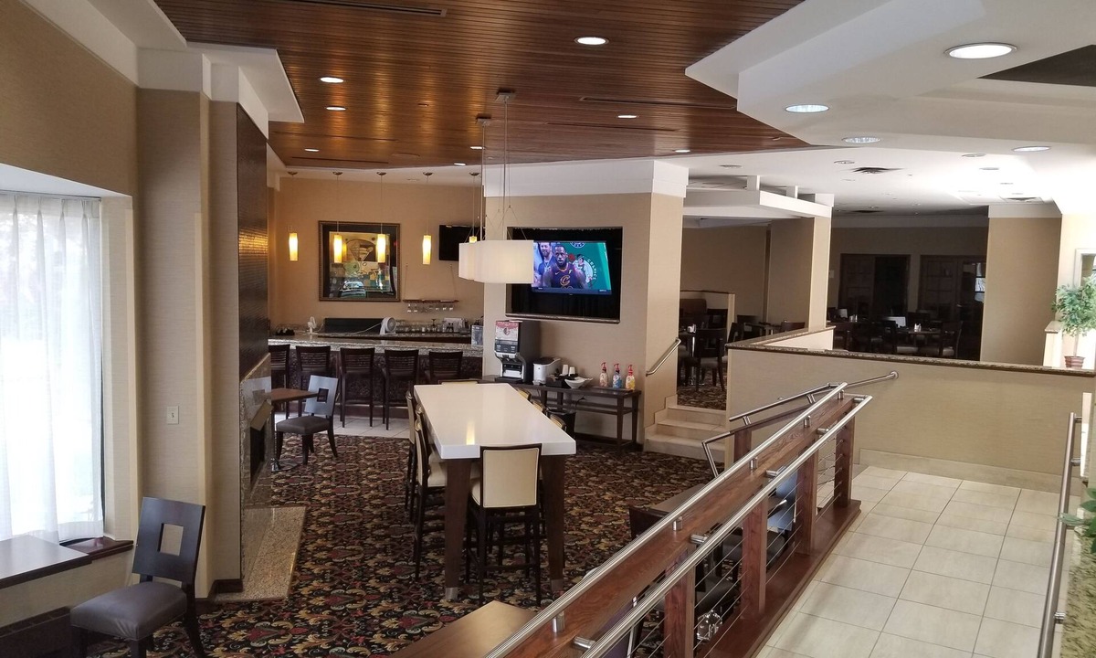 North Olmsted Hotel | Holiday Inn Cleveland Airport West by IHG