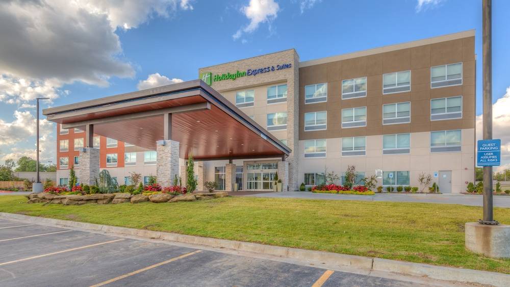 Tulsa Hotel | Holiday Inn Express & Suites Tulsa Midtown, an IHG Hotel