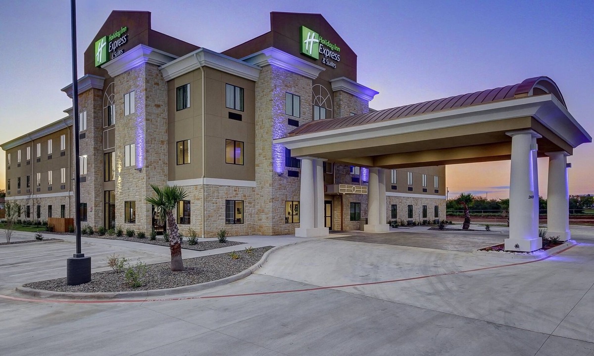 Carrizo Springs Hotel | Holiday Inn Express & Suites Carrizo Springs by IHG