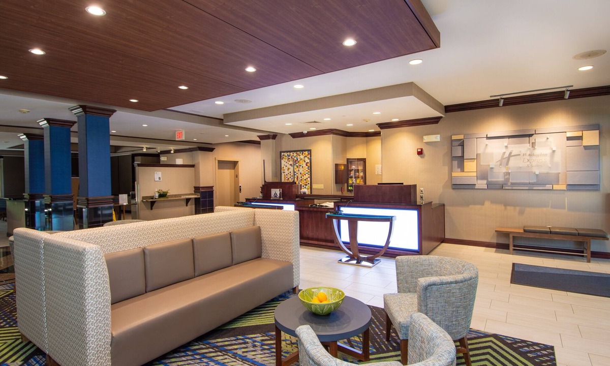 Springfield Hotel | Holiday Inn Express and Suites Springfield Medical District by IHG