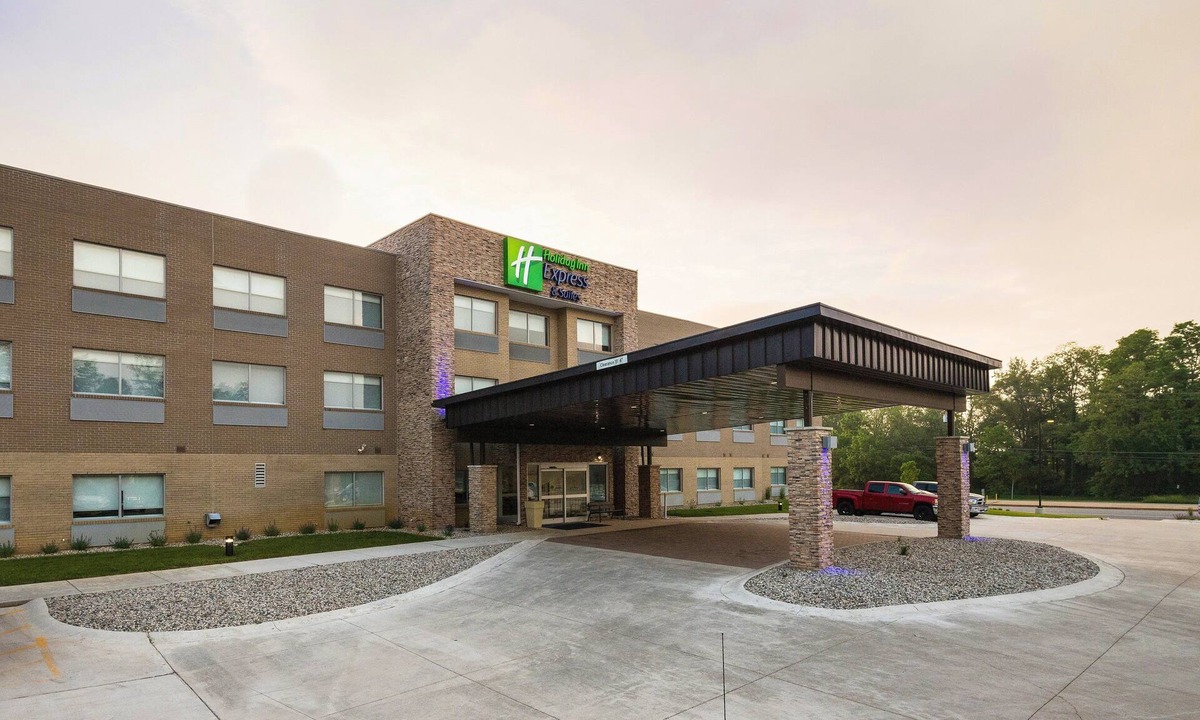 Portage Hotel | Holiday Inn Express and Suites Portage by IHG