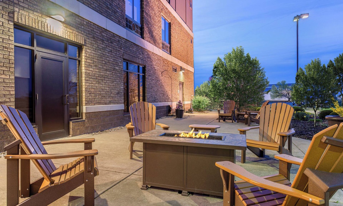 Edinburgh Hotel | Holiday Inn Express and Suites Columbus Edinburgh by IHG