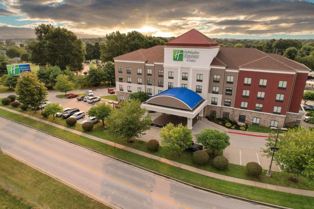 Springfield Hotel | Holiday Inn Express and Suites Springfield Medical District by IHG