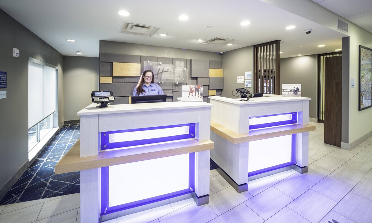 Brevard Hotel | Holiday Inn Express Brevard City Center by IHG