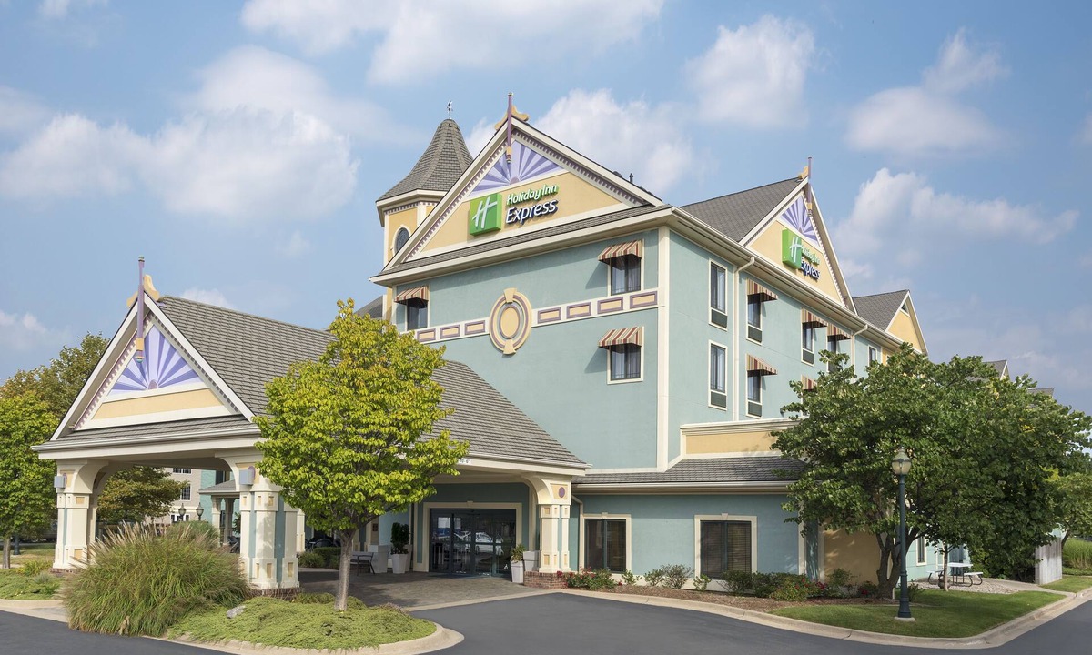 Holland Hotel | Holiday Inn Express Holland by IHG