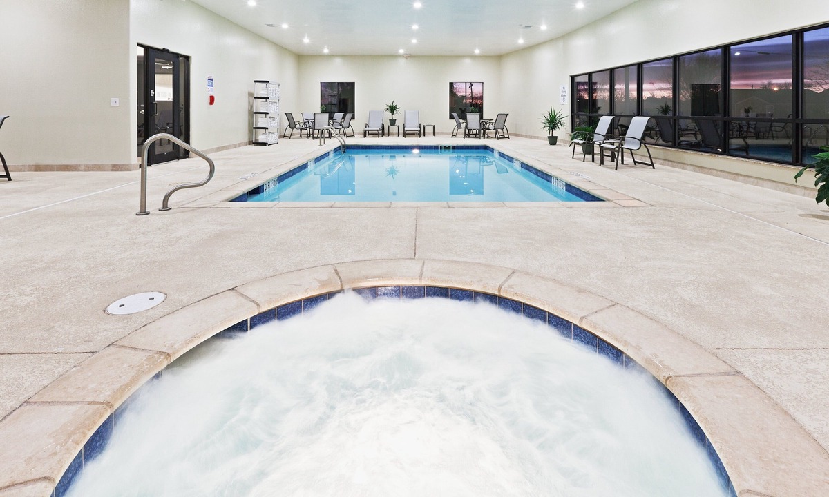 Tokio Hotel | Holiday Inn Express Hotel & Suites Brownfield by IHG