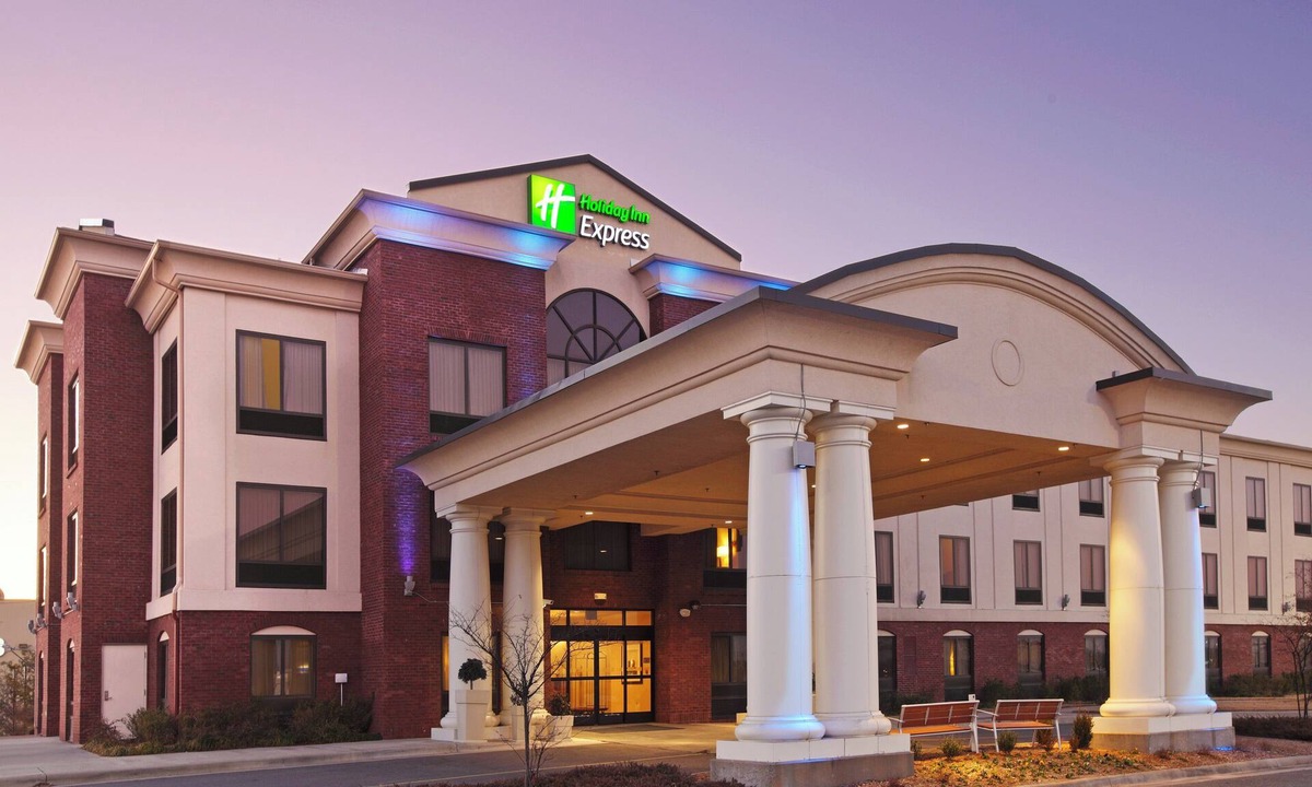 Pine Bluff Hotel | Holiday Inn Express Hotel & Suites Pine Bluff/Pines Mall by IHG