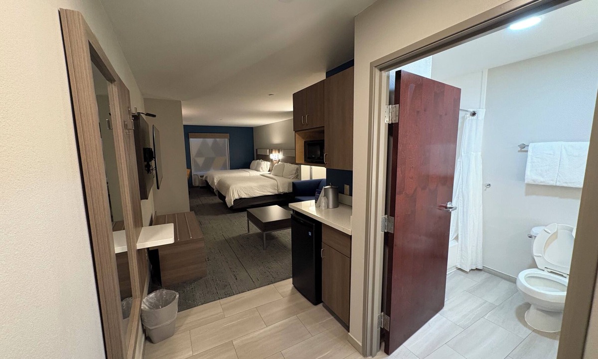 Milton Hotel | Holiday Inn Express Hotel & Suites Lafayette by IHG