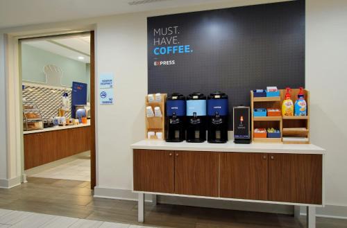 Chatham-Kent Hotel | Holiday Inn Express Hotel & Suites Chatham South by IHG