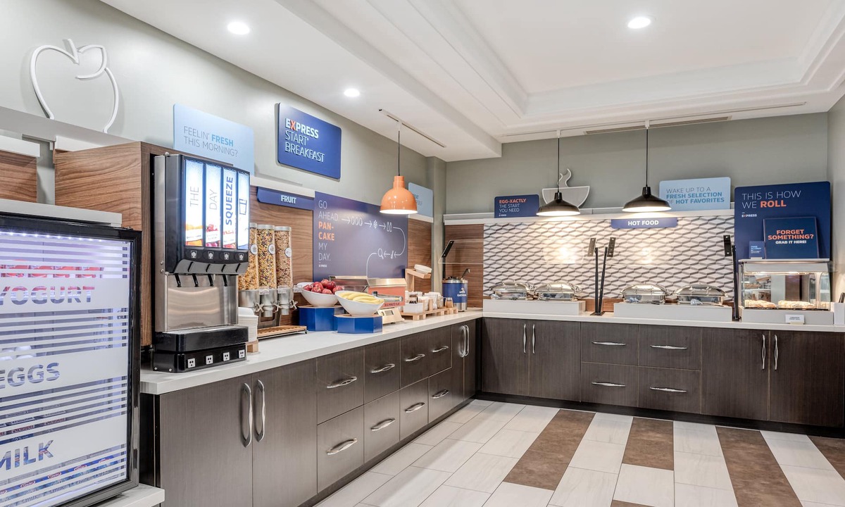Ottawa Division Hotel | Holiday Inn Express Hotel & Suites Ottawa Airport by IHG