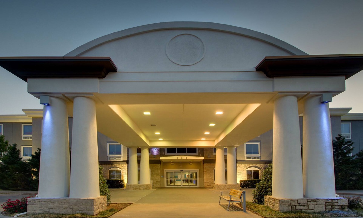 Vernon Hotel | Holiday Inn Express Hotel & Suites Vernon College Area by IHG