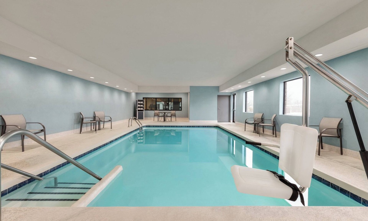 Edmond Hotel | Holiday Inn Express Hotel & Suites Edmond by IHG