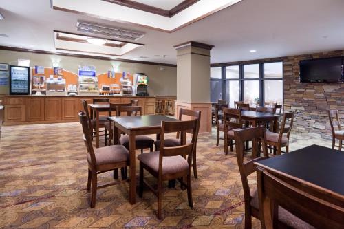 Lander Hotel | Holiday Inn Express Hotel & Suites Lander by IHG