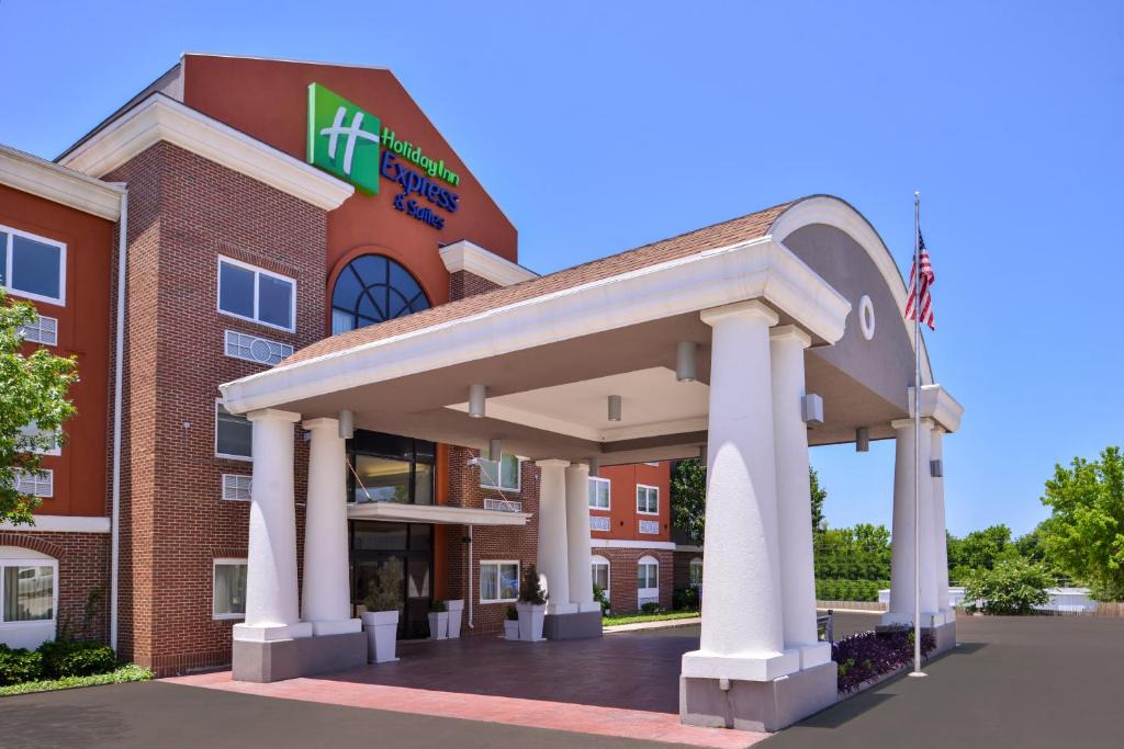 Elgin Hotel | Holiday Inn Express Hotel & Suites Elgin by IHG