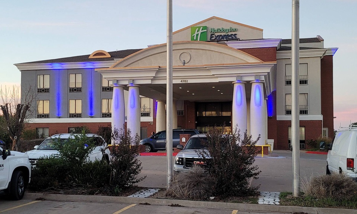 Enid Hotel | Holiday Inn Express Hotel & Suites Enid - Highway 412 by IHG