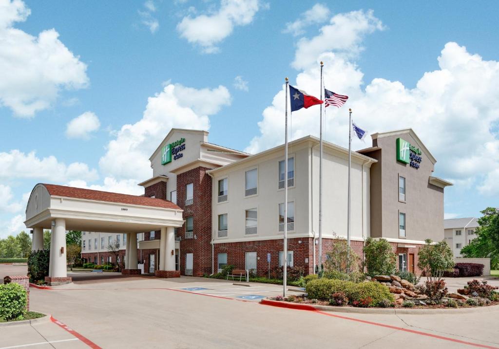 Cleburne Hotel | Holiday Inn Express Hotel & Suites Cleburne by IHG