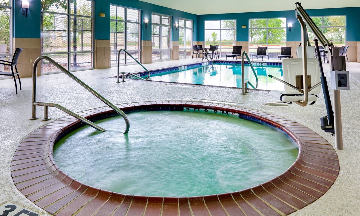Cleburne Hotel | Holiday Inn Express Hotel & Suites Cleburne by IHG