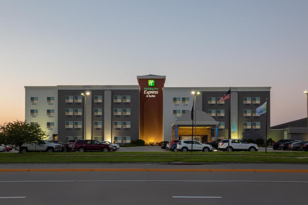 Columbus Hotel | Holiday Inn Express Hotel & Suites Columbus by IHG