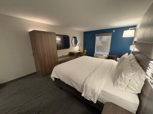 Milton Hotel | Holiday Inn Express Hotel & Suites Lafayette by IHG