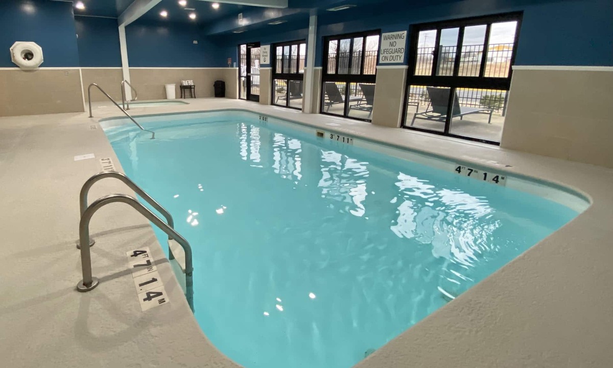 Metropolis Hotel | Holiday Inn Express Metropolis by IHG