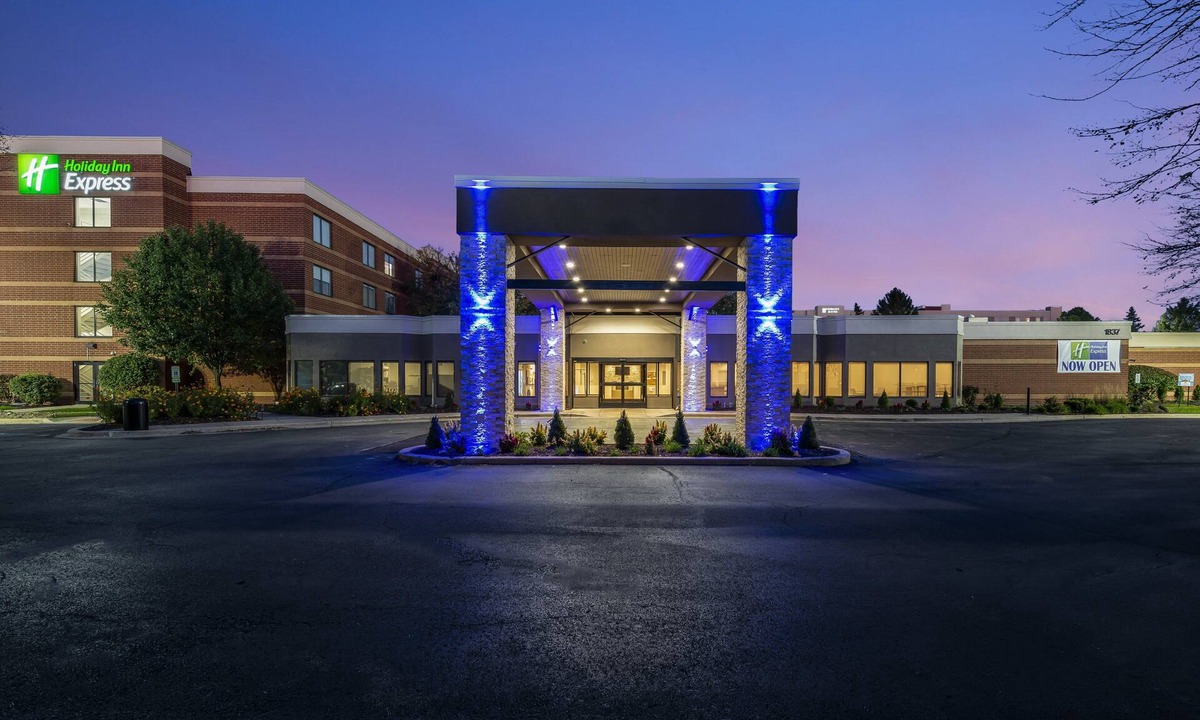 Naperville Hotel | Holiday Inn Express Naperville by IHG