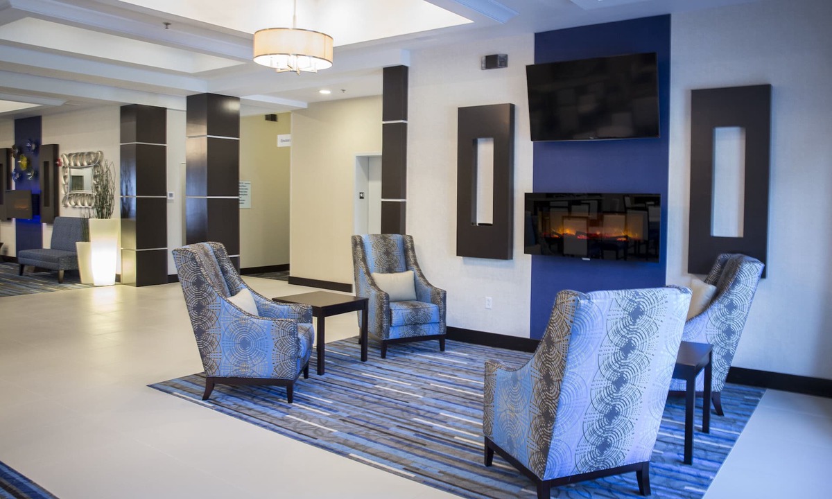 Edwardsville Hotel | Holiday Inn Express & Suites Edwardsville by IHG
