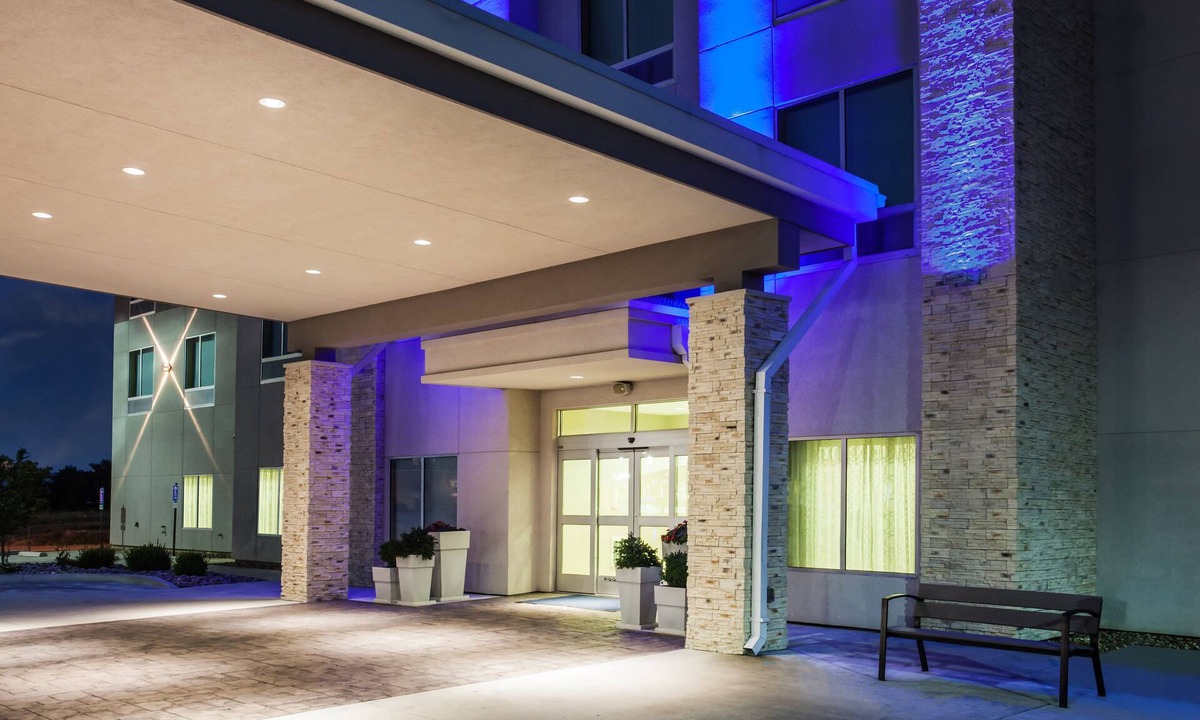Litchfield Hotel | Holiday Inn Express & Suites Litchfield West by IHG