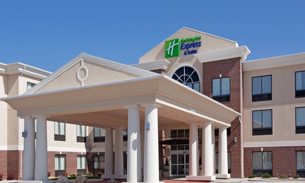 Buffalo Hotel | Holiday Inn Express & Suites Buffalo, an IHG Hotel