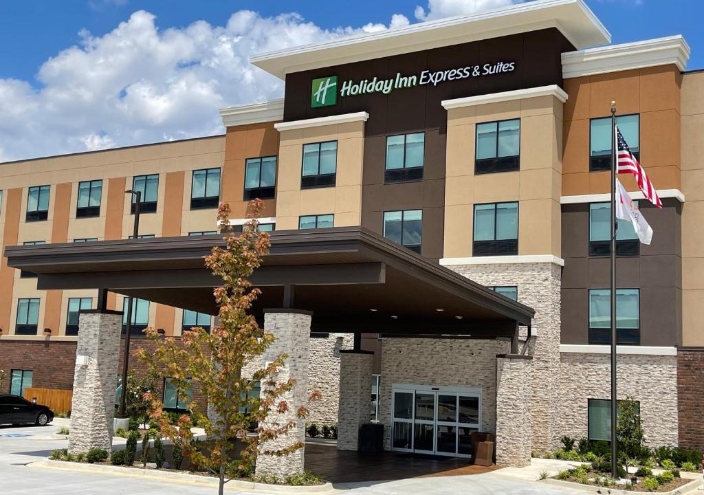 Fort Smith Hotel | Holiday Inn Express & Suites - Ft. Smith - Airport by IHG