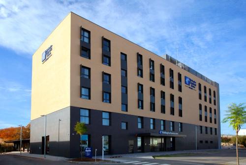 Sabadell Hotel | Holiday Inn Express & Suites Barcelona - Sabadell by IHG