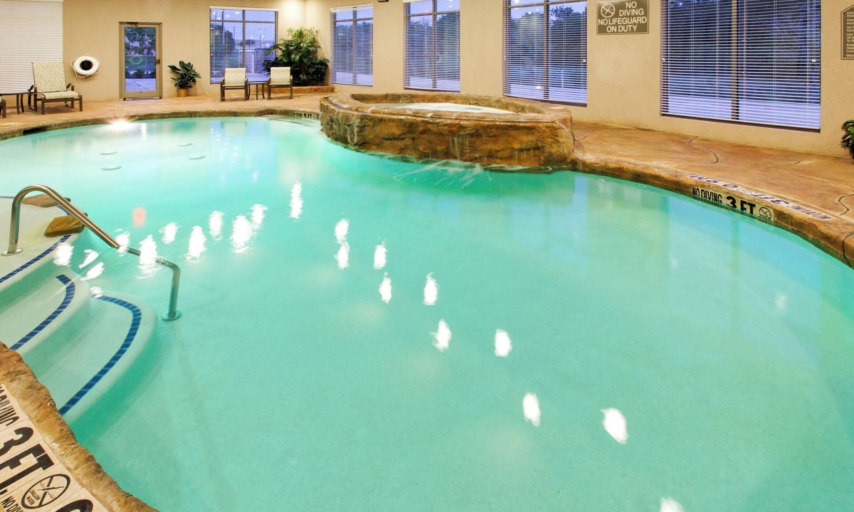 South Arlington Hotel | Holiday Inn Express & Suites Mansfield by IHG