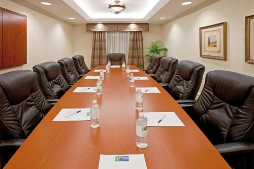 Waxahachie Hotel | Holiday Inn Express & Suites Waxahachie by IHG