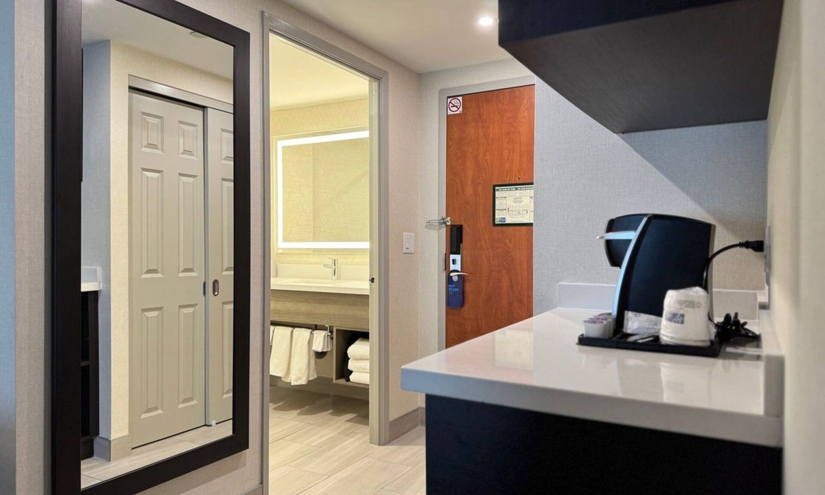 Airport Road Business Centre Hotel | Holiday Inn Express & Suites Brampton by IHG