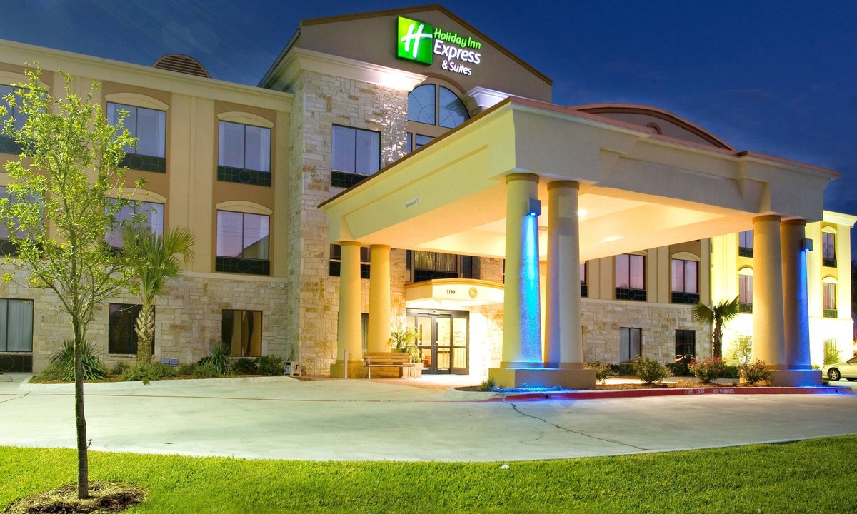 Beeville Hotel | Holiday Inn Express Suites Beeville by IHG