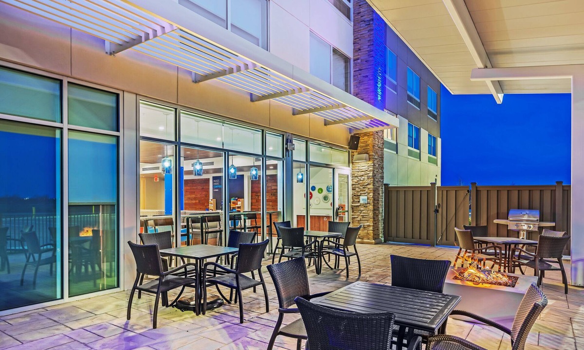 Chanute Hotel | Holiday Inn Express & Suites Chanute by IHG