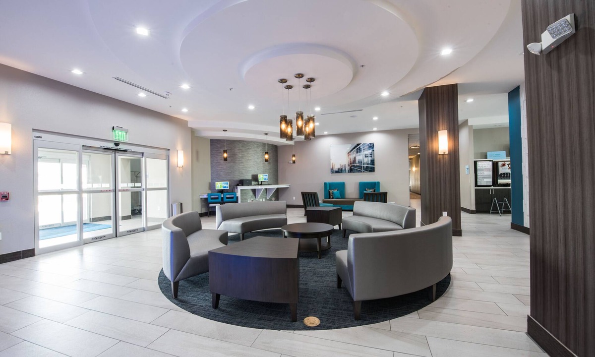 Houston Hotel | Holiday Inn Express & Suites Houston - Hobby Airport Area by IHG