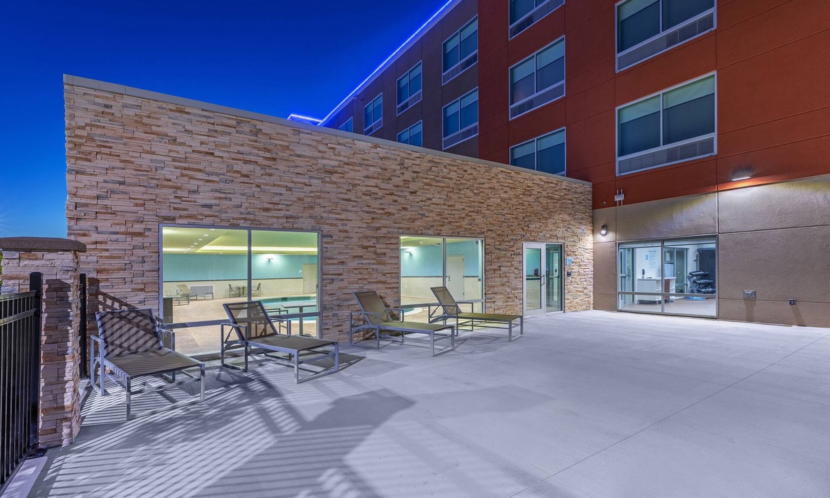 Parsons Hotel | Holiday Inn Express & Suites Parsons by IHG