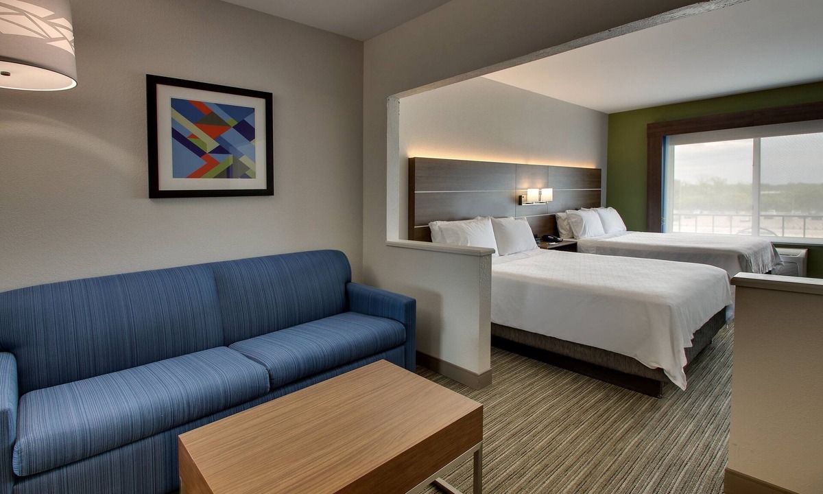 Waukegan Hotel | Holiday Inn Express & Suites Waukegan by IHG