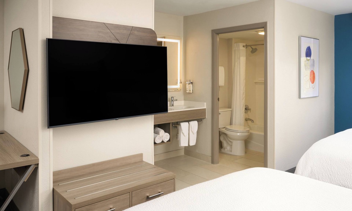 Ludlam Hotel | Holiday Inn Express & Suites Kendall East Miami by IHG