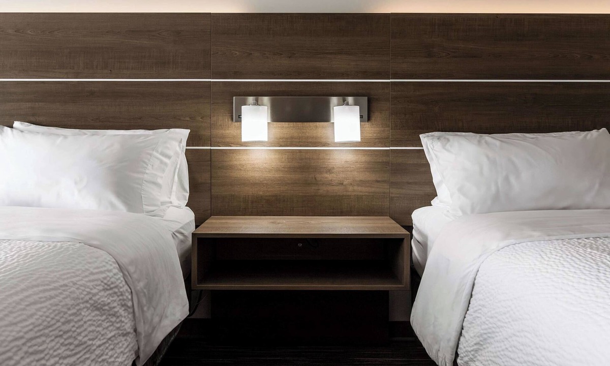 Regina Hotel | Holiday Inn Express & Suites Regina-South by IHG