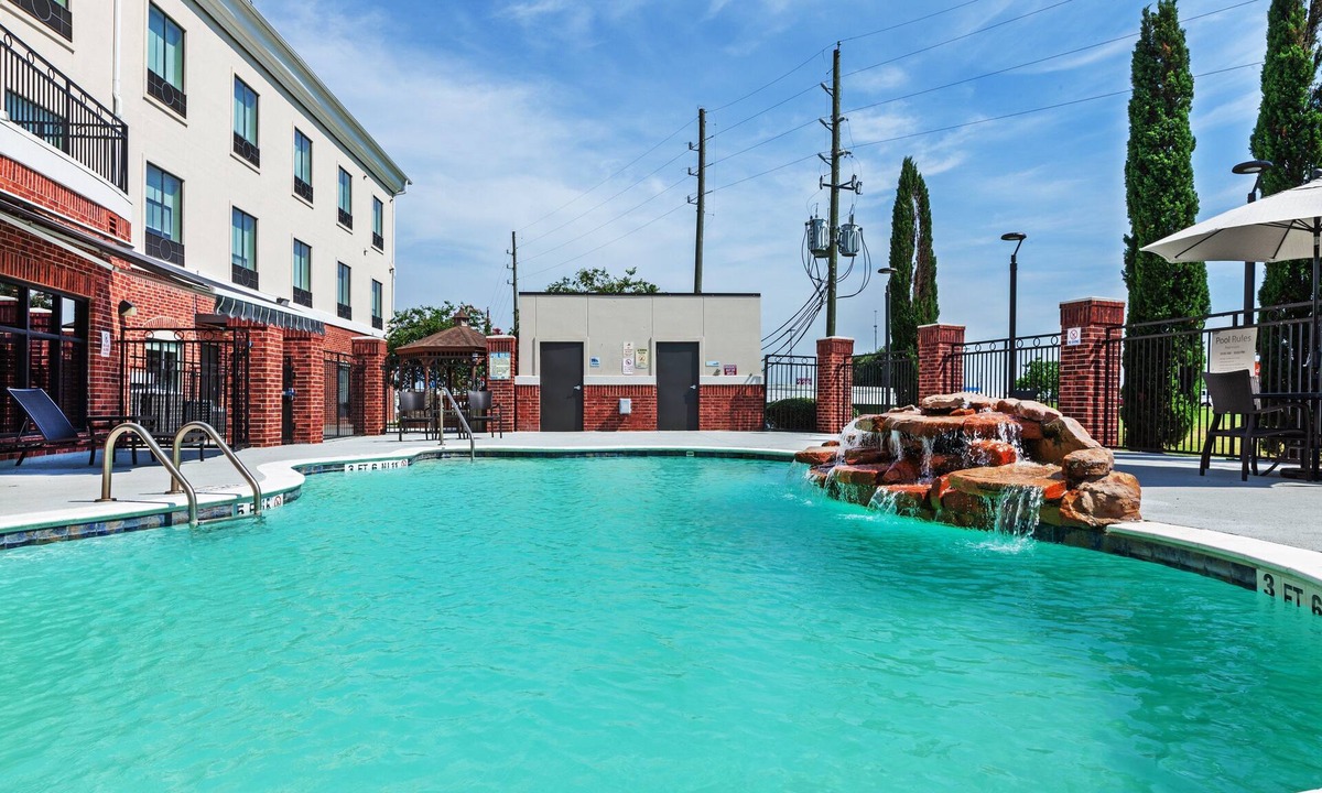 Sealy Hotel | Holiday Inn Express & Suites Sealy by IHG