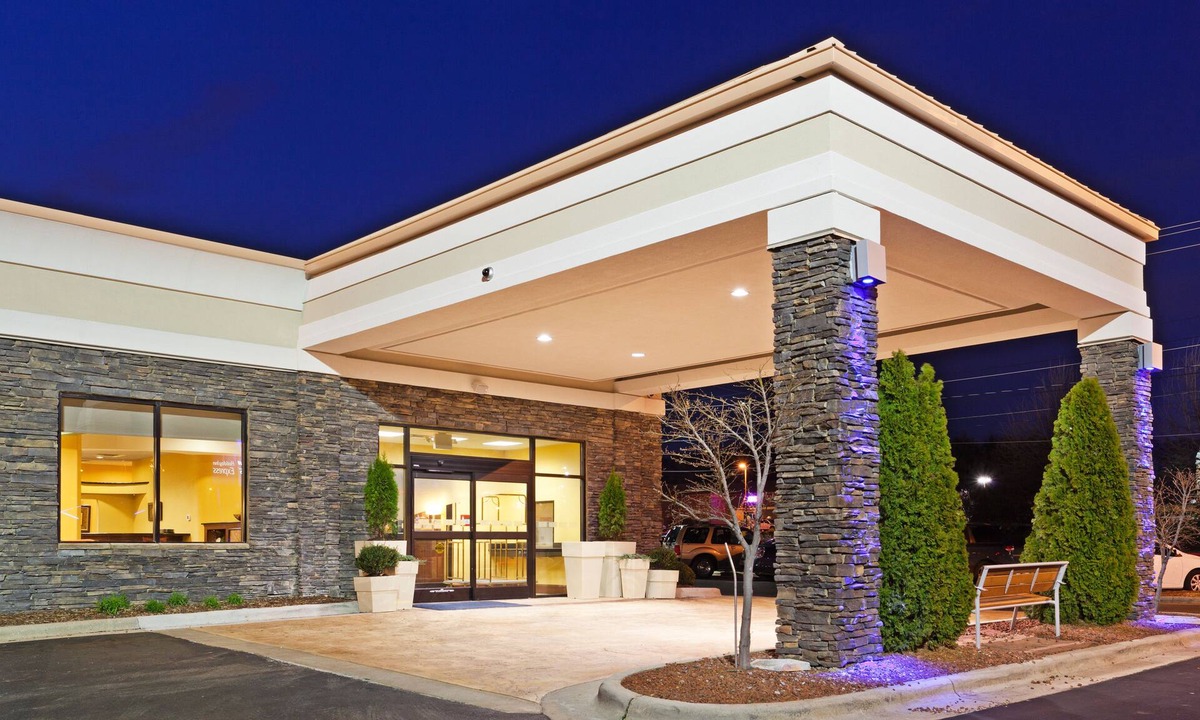 Greensboro Hotel | Holiday Inn Express & Suites Greensboro-(I-40 Wendover) by IHG
