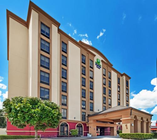 The Villages Hotel | Holiday Inn Express & Suites Houston - Memorial Park Area by IHG