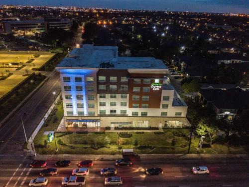 Westchase Hotel | Holiday Inn Express & Suites - Houston Westchase - Westheimer by IHG