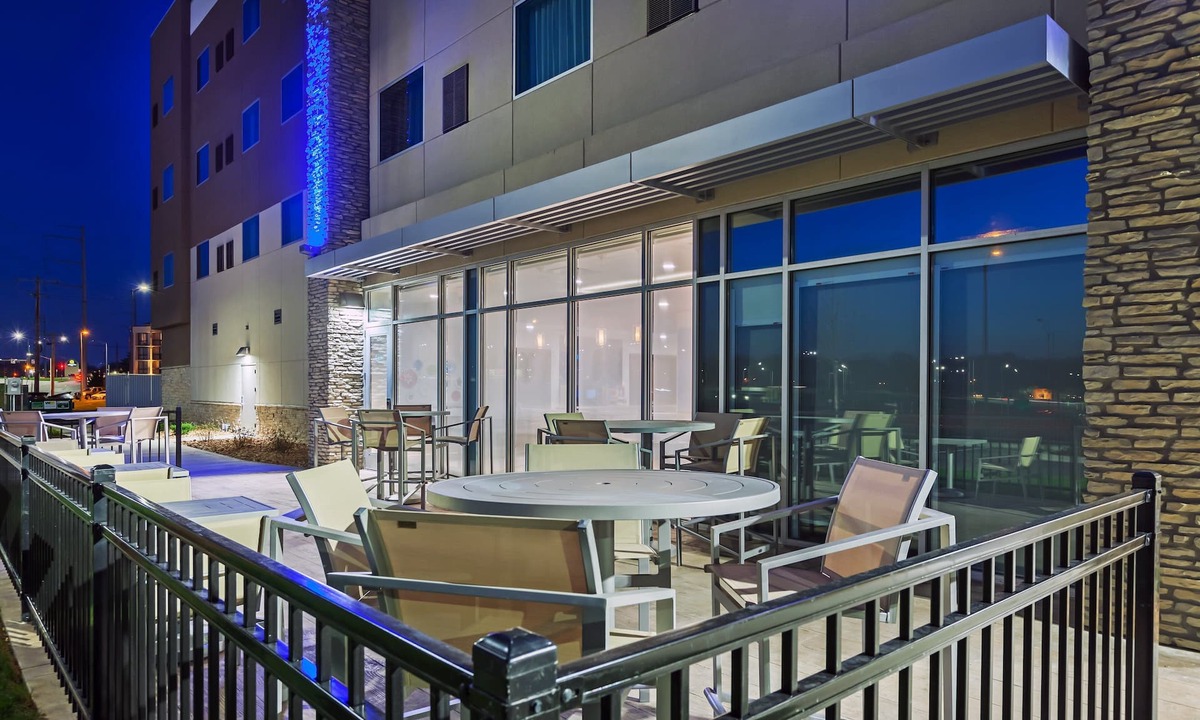 Lenexa Hotel | Holiday Inn Express & Suites Lenexa - Overland Park Area by IHG