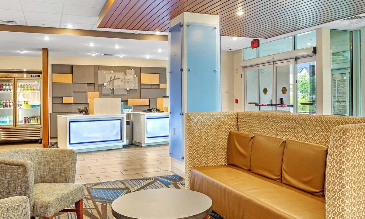 Mobile Hotel | Holiday Inn Express & Suites Mobile - University Area by IHG
