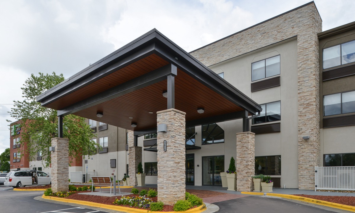 Southeast Raleigh Hotel | Holiday Inn Express & Suites Raleigh NE - Medical Ctr Area