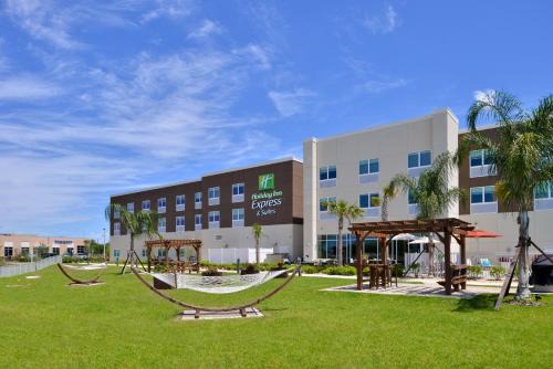 Trinity Hotel | Holiday Inn Express & Suites Trinity by IHG